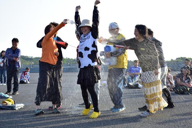 画像: 水かけでお祝いです(^^) (PHOTO:小松信夫)
