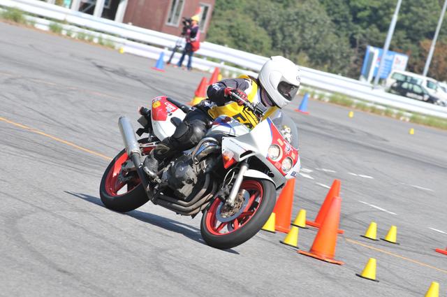 画像: び、びっくりするほど全然バンクしてない…( ´ ▽ ` ;) (PHOTO:小松信夫) 結局CBR250RRでいちばんいいタイム比は135.36%でした。