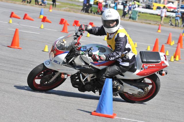 画像: 2011年、ジムカーナを始めたときのバイクはCBR250RRです。(PHOTO:小松信夫)
