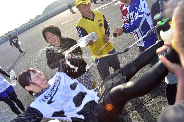 画像: ちょっと苦しいけど、もちろん嬉しい!!( ´ ▽ ` ) (PHOTO:小松信夫)