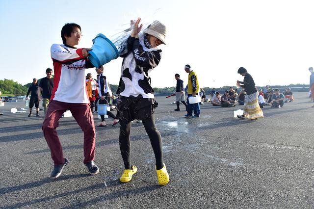 画像: バケツでかけられても全然構わない!( ´ ▽ ` ) (PHOTO:小松信夫)
