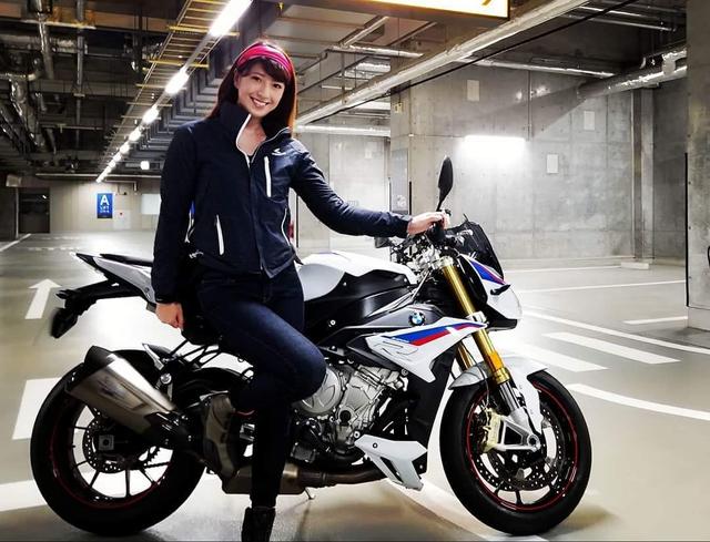 画像: BMW motorradオリジナル「Seamless wear」をヘアバンド風につけてみたよ^^ ヘルメットをかぶる時はバンダナみたいにつけると、髪の毛を気にせずにかぶれるし、これからの季節は汗も気になるよね…。 この商品とってもいいと思う!! ※これはサンプル品です。 色んな柄や色があるから気分によって変えるのもいいかも! ピンクってあんまり着たり付けたりしないんだけど…どうかな?w