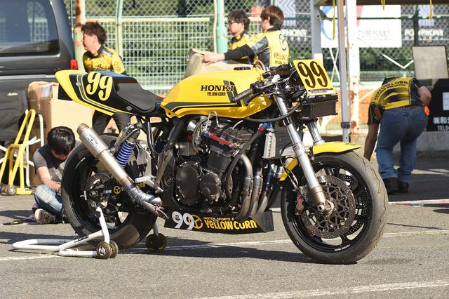 画像: 「空冷エンジンの最高峰・油冷エンジンをホンダらしいルックスに仕上げたんだ」とイエローコーンの杉田代表。タンクのネームに注目!