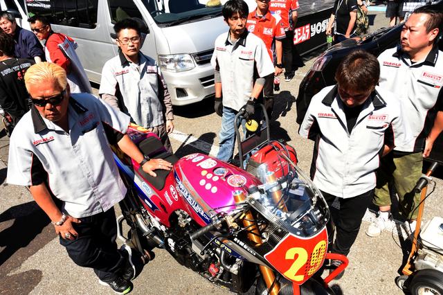画像: あれライダー山根さんいねぇし マシン左のコワモテ(に見えるの)はパワビルの張替さん こう見えてあたりの柔らかい優しいオジサンですよw