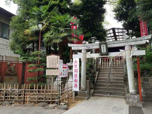 画像: こんな所があるなんて! 中に進むと赤い絵馬がたくさんありました。 学生よりも、企業の社長さんとか社会人の方が名刺と一緒にお願い事を書いていました。