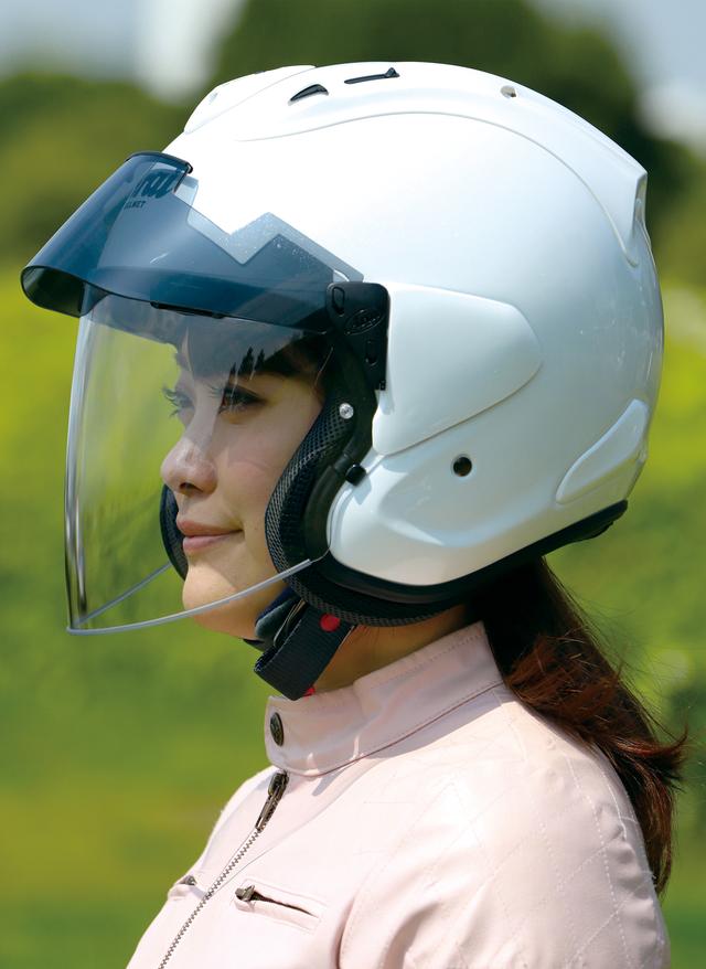 画像: 可動式のサンバイザーを起こせば日差しを遮るピーク(ひさし)として機能。下げればスモークシールド的な効果を発揮する。