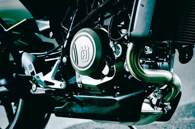 画像: エンジンは水冷4ストロークOHC4バルブ単気筒。シリンダヘッド前側に第2バランサーを設けて不快な振動を軽減している。