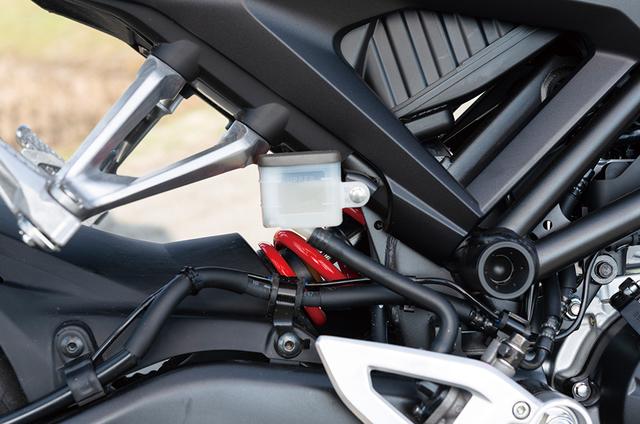 画像: メインフレーム部で後輪荷重の入力を受けにくい構成となっている、独特なフレーム。リアタイヤの接地感が非常にわかりやすいと、伊藤さんも大絶賛の仕上がりを見せる。