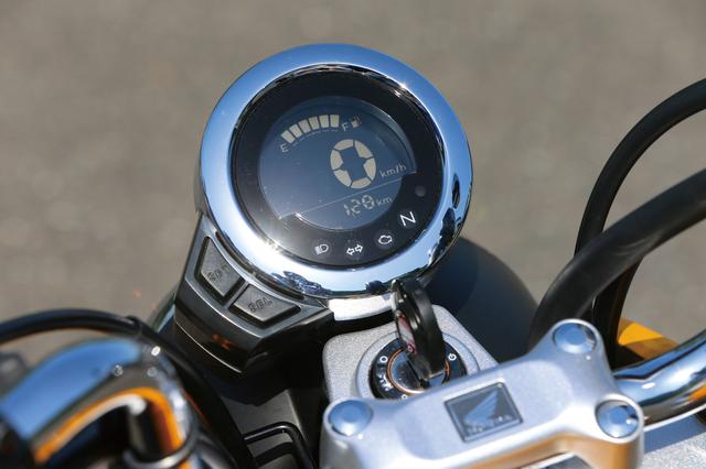 画像: 小ぶりな円筒形ケースにシンプルで分かりやすい機能を持たせた反転液晶タイプの単眼メーターをマウント。キーON時に“ウインク”でライダーを迎えるアニメーション演出が心憎い。