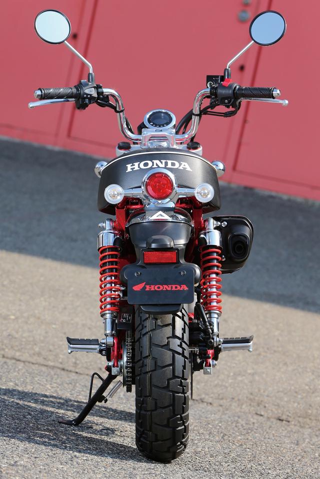 画像: ホンダのロゴが後端に入ったシート、クラシカルなデザインのテールランプが目立つリアビューも、従来のモンキーそのままというべき佇まいでまとめられている。