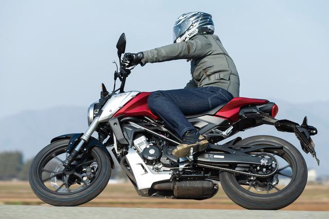 画像: 今までのホンダ製ネイキッドにはなかった"ハンドリング"のCB125Rの走りに、伊藤さんも大いに感心した様子。「乗り始め当初はフロントとリアサスペンションを調整したい、と思いましたが、乗っているうちに自分のなかの違和感がなくなって、ハンドリングの意図がわかってきましたね」。