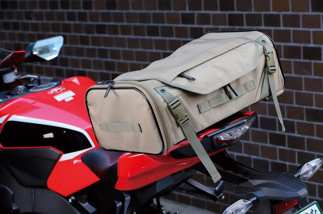画像: 積載性の悪いスーパースポーツモデルにも問題なく装着できた。24Lタイプは幅45㎝、35Lタイプは幅50㎝なので、購入前に実車でシミュレーションしたほうがいい。今回テストしたのは24Lタイプだ。