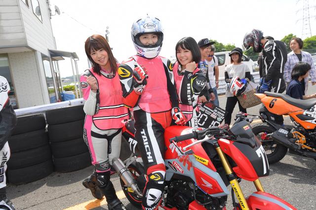 画像: ピンクのビブスは女性ライダーの証。女性ライダーを怖がらせたり、転倒させたりすると大きなペナルティがある「レン耐」では、このゼッケンが大事なんです。
