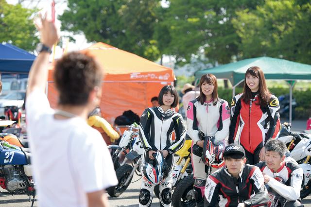 画像: こちらはレース前のブリーフィングの様子。約10cmずつ身長が違う3人が並ぶと「ケータイの電波みたいだ…」なんて言われてました(笑)