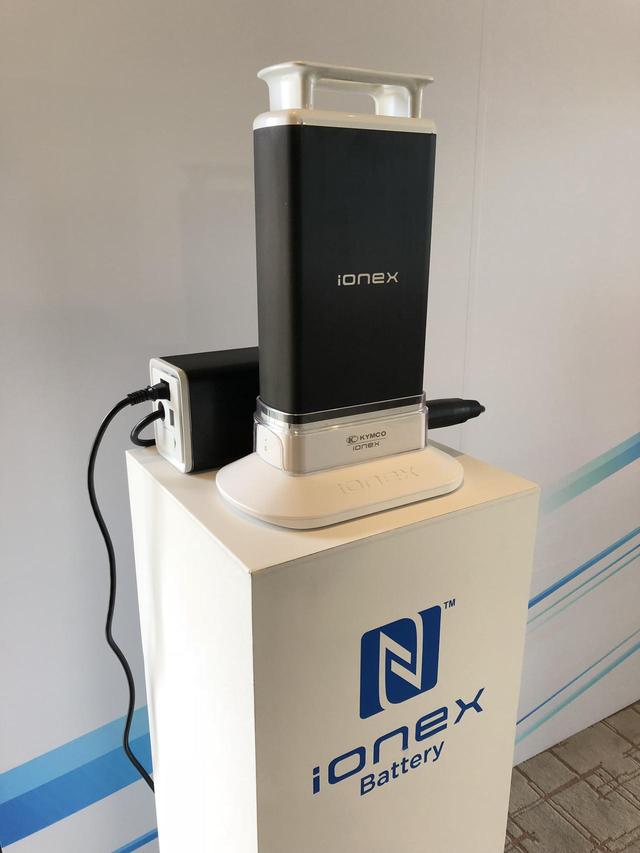 画像: 急速充電器を使えば1時間でフル充電が可能。また、取り外し型バッテリー以外に、取り外しのできないコアバッテリーも搭載されているので、もしもの時も安心だ。