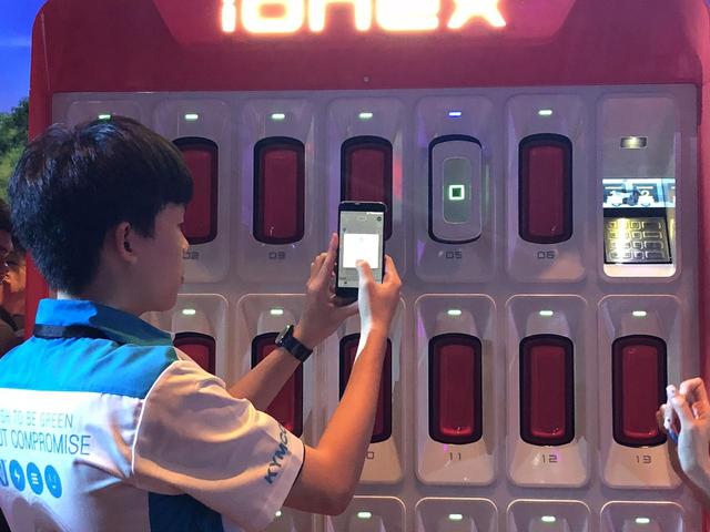 画像: ステーションで充電されたバッテリーはスマホで登録、管理されているので、本人確認が取れて初めて抜き出すことができる。充電されているからといって勝手に持っていかれることはないので安心だ。