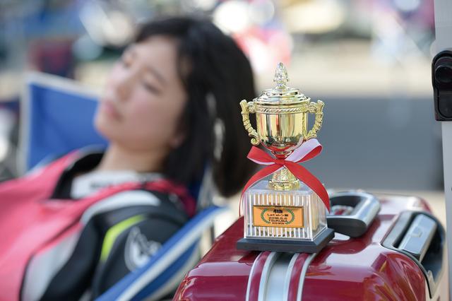画像: 初心者90分耐久の4位入賞トロフィー。奥には、走り疲れてお休み中の美環ちゃん。この時点では、数時間後に開催される4時間耐久のことは、まだ知りません…。