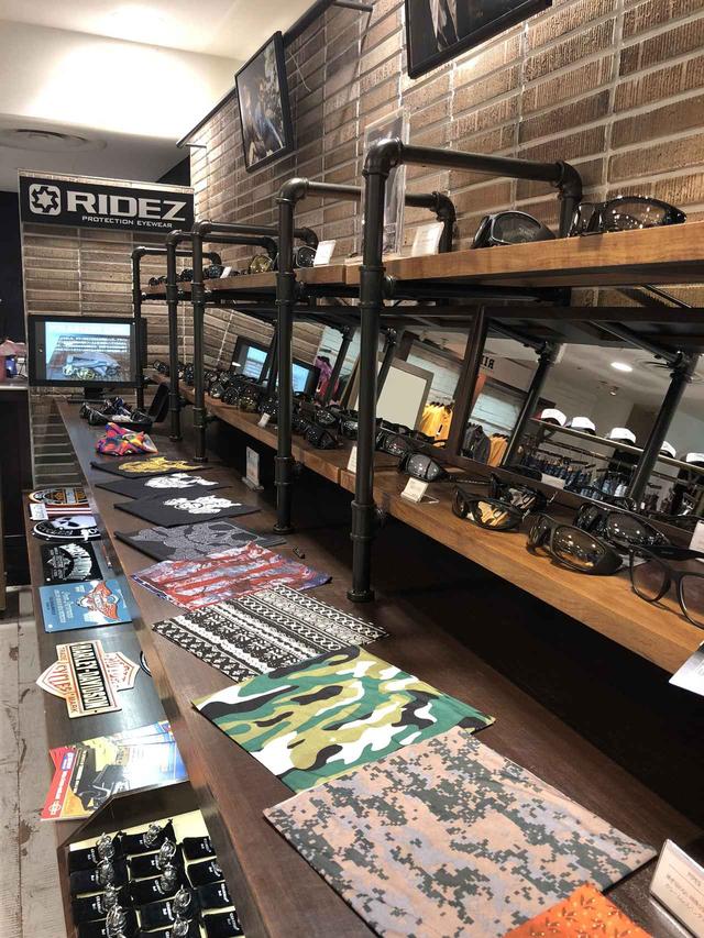 画像: サングラスなどの小物も充実しています