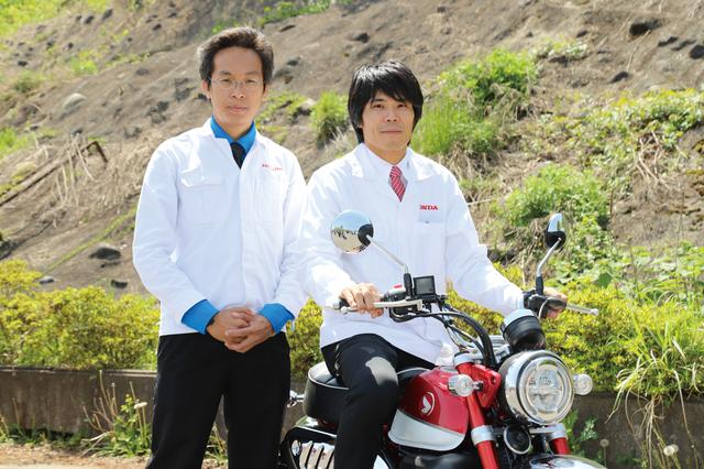 画像: 新出安男氏(右) モンキー125 LPL Honda R&D Southeast Asia Co.Ltd Assistant Chief Engneer Product Engineering Division Nawa Fongmee氏(左) Honda R&D Southeast Asia Co.Ltd Assistant Chief Engneer Engneering Design Department Product Engineering Division