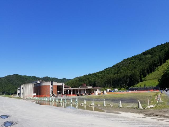 画像: 今も跡地として残されていますが、建物の周りには花が咲き、校舎の中は半分片付けられている状態です。 震災から7年。どうやって残しておくべきなのか、このままでいいのか…考えさせられる状態でした。