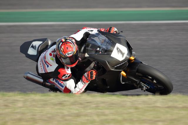 画像: 「Moto2から乗り換えると大きくてパワーがあったけど、MotoGPから乗り換えると大きくて重くてパワーが使いやすいです」と中上 昨年もほとんどのパワー制御をカットしての走行でした
