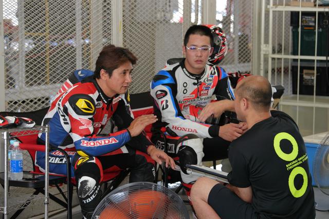 画像: 桜井ホンダからイトーさん出場! 右は濱原ソードーです