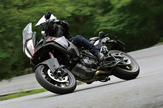 画像: フロント19インチ、リア17インチのロードタイヤを履き、バツグンのコーナリング性能をみせた1290 SUPER ADVENTURE S。ワインディングロードはスーパースポーツも顔負け!