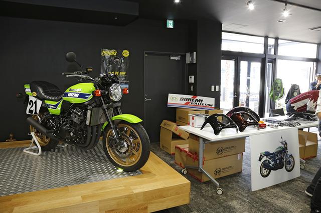 画像: ドレミコレクションは、東京モーターサイクルショーにも参考出品されたカスタム車を展示。ゼッケンプレートやカラーリングでレーシングイメージに仕上げられており、モーリスホイールで前後18インチにインチアップを図っています。