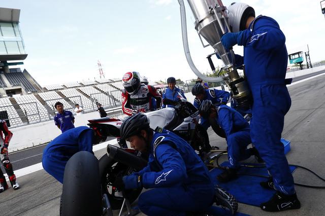 画像: もうピットワーク練習! 今年から作業クルーもヘルメット着用!になります なぬ?僕らメディアも??