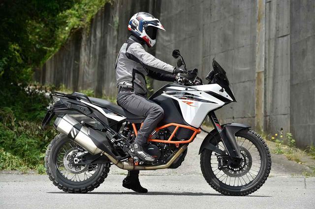 画像: シート高は890mmと高いが、身長175cmのライダーだと両足を出してもツマ先が地面に届く。幅広でアップライトなハンドルは長距離も疲労度の少ないライポジを生む。