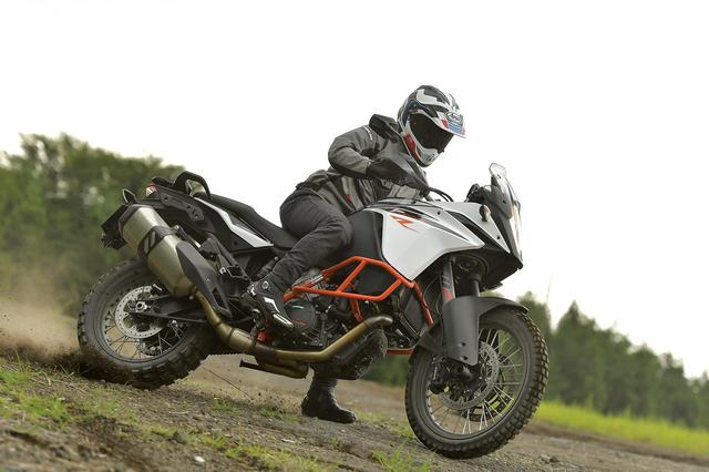 画像: フロント21インチ、リア18インチのオフロードタイヤを履けるKTM 1090 ADVENTURE Rは、スライドしても怖さを感じないほどだ。
