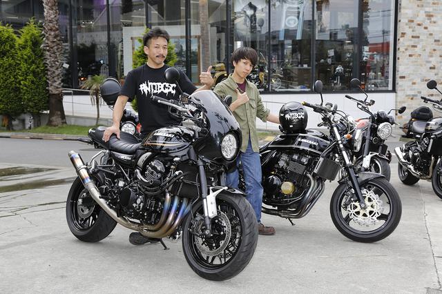 画像: 中澤邦雄さん(44歳)&雄也さん(18歳) 「これだけの台数が集まるのは初めてだったので、面白かったです」と語っていた、厚木から参加の中澤さん親子。二輪免許を取った雄也さんの愛車を探しにカワサキプラザ茅ヶ崎に来た所、なぜか邦雄さんが店頭のZ900RSに一目惚れして購入を即決したそうです(笑)。 「スタイルの良さと細部まで完成度が高い所が気に入ったんです。ノーマルのままで出来上がってるな、と思ったんですが、結局なんだかんだで手を入れてしまってますね(笑)」と邦雄さん。四輪メカニックのお仕事をされてるそうで、親子二台ともカスタムは自分で手がけたとか。雄也さんは「親と共通の趣味を持てたのが嬉しくて仕方ない」と話していて、うらやましくなる素敵な親子でした!