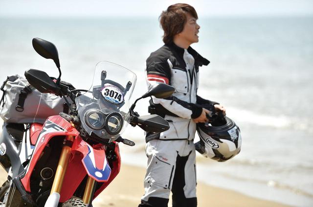 画像: 国道に指定されていてバイクのスタンドも沈まないほど締まっていて固い砂の千里浜。こんな場所は日本でもここだけでしょう。