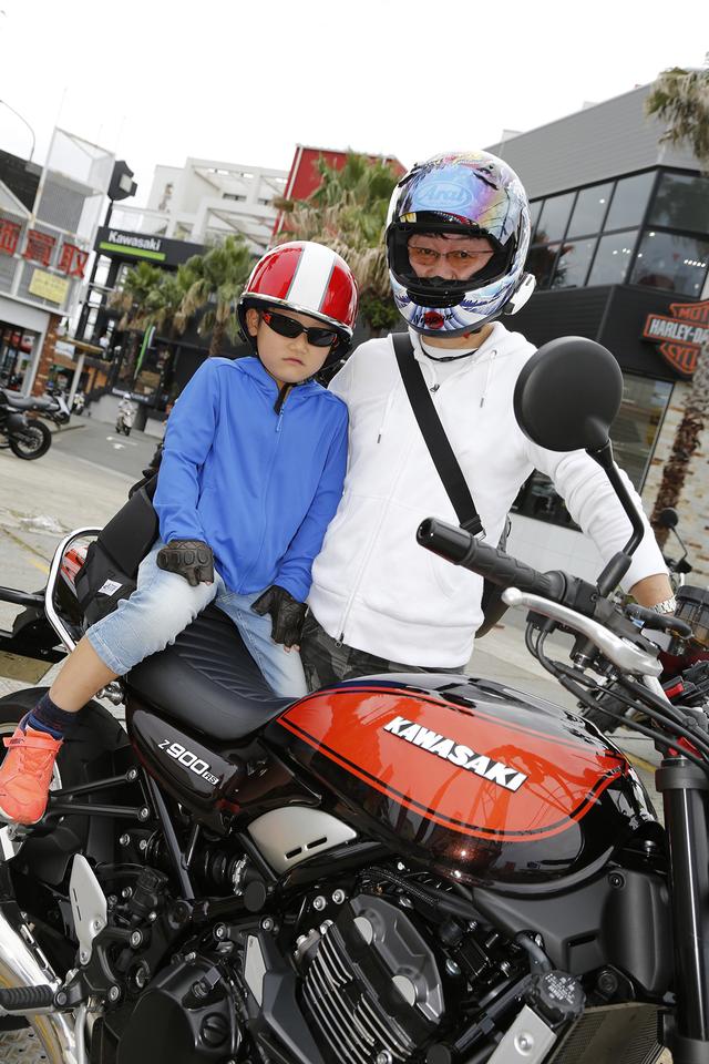 画像: いぐしひろしさん&けいすけくん(7歳) 3月納車のZ900RSで参加されていた、いぐしさん親子。Z900RSの前こそビッグスクーターに乗っていたそうですが、基本的には昔からずっと「カワサキ好き」だとか。息子さんを後ろに乗せるための子供用タンデムクッションを装着していました。「Z900RSは、昔のカワサキのイメージそのままのルックスで、現代的な安定した走りを楽しめる所が最高です。今日はショップイベントなのに、こんなにたくさんのパーツメーカーが出展していて驚いたし、たくさんのパーツが見れて興味深かったです」