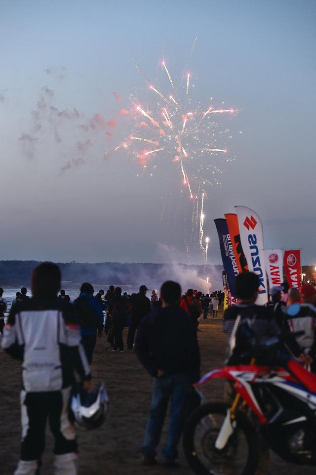 画像: 参加ライダーとゴールを分かち合あう。夕日が沈むと同時に完走を祝福する花火が上がりました。感動的!