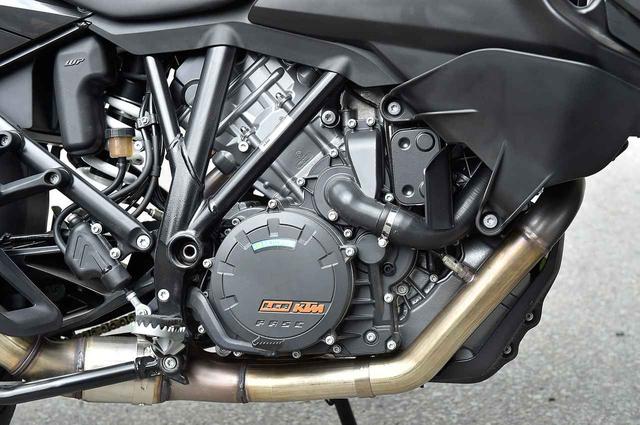 画像: 「The Beast」とKTMが呼ぶ1290 SUPER DUKE Rの水冷1300ccVツインエンジンがベース。
