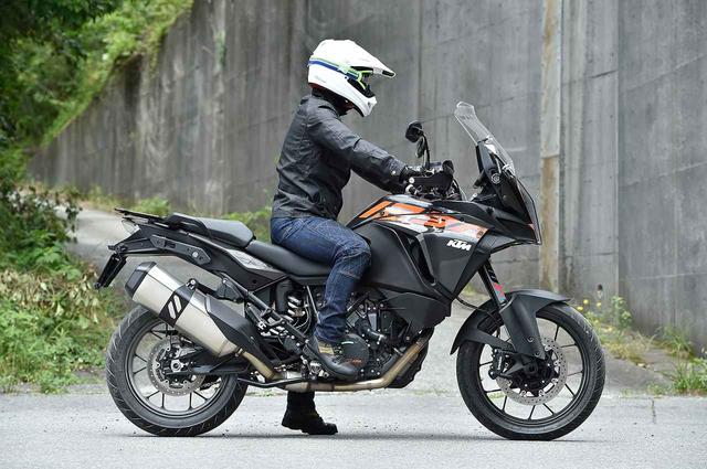画像: シート高は860mm、875mmと2つの位置が選べる。その低い方に身長170cmで平均より短い股下の人が乗った足つき。片足ステップだと余裕の接地で気にならず。