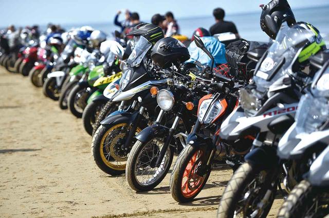 画像: SSTRに参加する車種は本当に多種多様なんです。個人個人に割り振られたゼッケンステッカーはイベント終了後も記念に剥がさないライダーが多いそうです。その気持ち、すごい分かります!