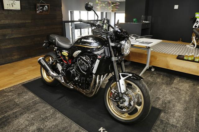 画像: プロトのカスタム車輌。スタッフさんからは、「ノーマルより低く、手前に絞られたローモデルのオリジナルハンドルです。ノーマルより高くしたアップタイプもあります」と本日のイチオシコメントが。