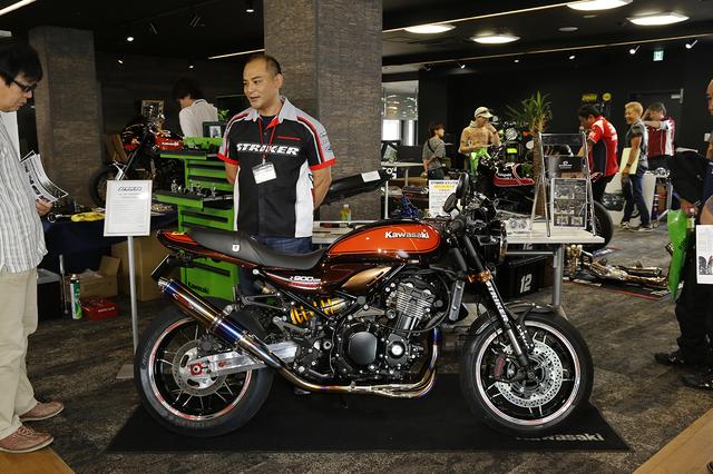 画像: カラーズの「STRIKERS」ブランドは、気軽にスポーティーなスタイルを楽しむことができるパーツ揃い。主力製品を装着したカスタム車輌にはまたがることもでき、中でもバックステップは注目アイテムだったようです。