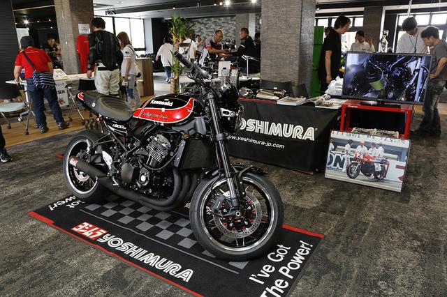 画像: ヨシムラジャパンでは、ヨシムラがアメリカに進出し、AMAに参戦し始めた頃の車輌カラーをイメージしたカスタム車輌を展示。装着されたマフラーは先日もサーキットで走行したレース仕様車ですが、現在車検対応モデルを鋭意製作中とのことです。