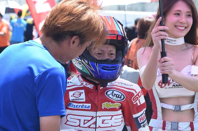画像: 決勝レースのグリッドで この目つきも13年前、20年前とまったく変わりません