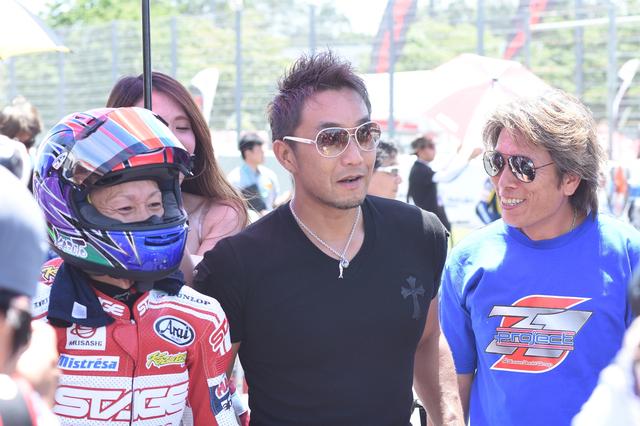 画像: とはいえ後輩ライダーが激励に来ては、ちょっと目元も緩んだりして 藤原克昭、加賀山就臣です