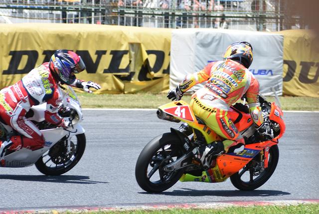 画像: レース終了後、同世代の#41宇井陽一と握手 宇井ちゃんの話も今度また聞いてみよう