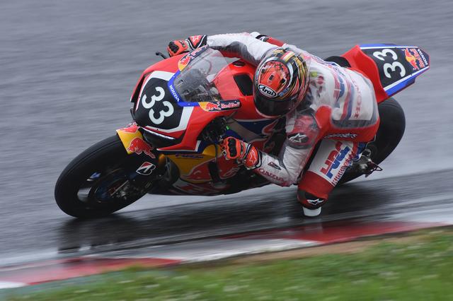 画像: アッという間にものすごいスピードで周回を始めるタカ これがMotoGPライダーの凄み!