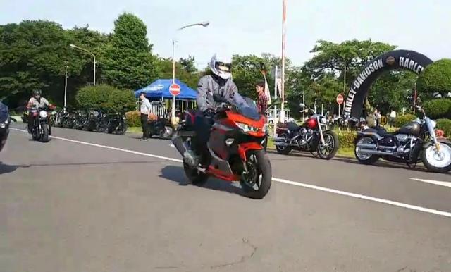 画像: Ninja400…発売されてから、気になっていて乗ってみたいなぁ~って思っていました。実際見てみてデザインもカッコイイし乗り心地は滑らかで乗りやすい。そして価格も魅力的だった!