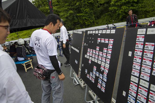 画像: 試乗モデルがプリントされたチケットが、時間ごとに分けてボードに貼り出され、希望の枠を剥がすとそれがそのまま試乗引き換えチケットになる仕組みです。わかりやすくて、ナイスアイデア!
