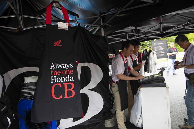 画像: CBオリジナルグッズも販売。定番のCBロゴ入りTシャツも人気ですが、こちらのエプロンも好評だったようです。