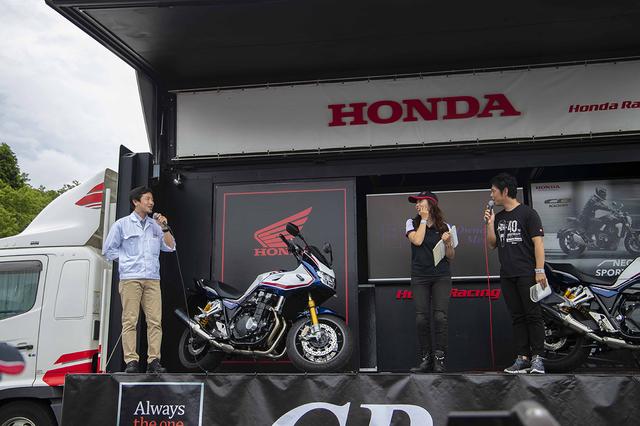 画像: CB1300SF/SB スペシャルのLPL(開発責任者)である本田技術研究所の谷口昌幸さんも登壇(向かって左)。オーリンズと専用開発した前後サスペンションをはじめ、充実の足回りについてなど、ここでしか聞けないエビソードを披露してくれました。
