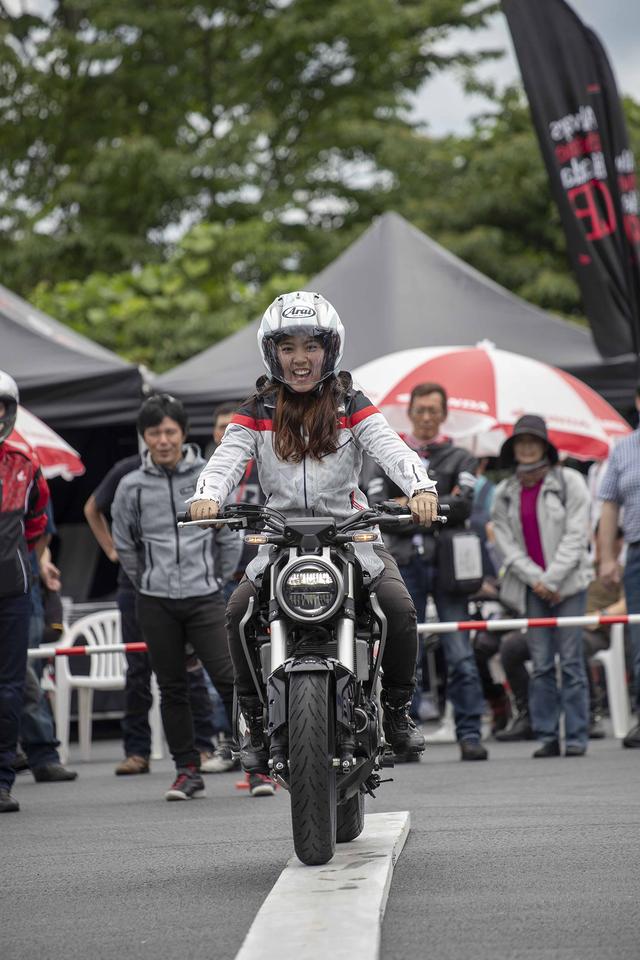 画像: おなじく司会の下河原利沙さんも挑戦。一本橋は得意とのことで、見事17秒台のタイムを達成!